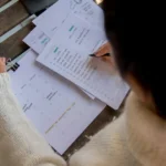 Pracovník v kanceláři studuje grafy a data o změnách na trhu práce