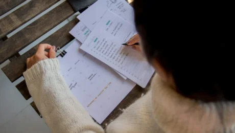 Pracovník v kanceláři studuje grafy a data o změnách na trhu práce